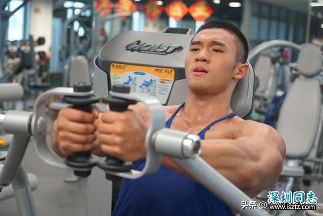 健美级黄晓明火遍朋友圈！网友：敢不敢再骚一点？