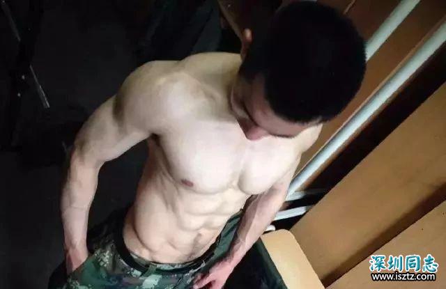 正大光明看兵哥哥的腹肌