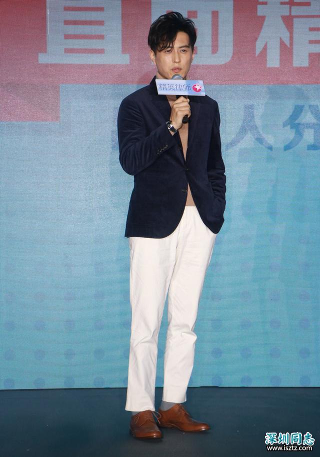 《精英律师》发布会，靳东穿白西裤显优雅个性