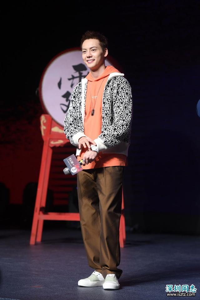 陈伟霆发布会这身够帅，橙色卫衣穿出时髦少年感
