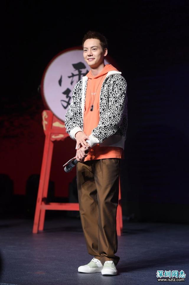 陈伟霆发布会这身够帅，橙色卫衣穿出时髦少年感